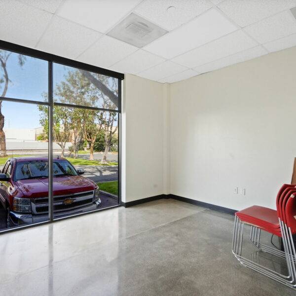 85°C Distribution Center Office - Rom With Window Room